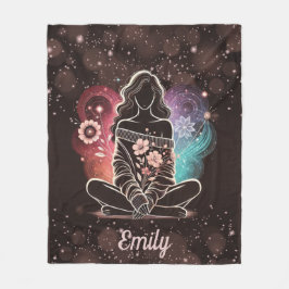 Serene Woman i en Cosmic Blommigt Dream Fleecefilt