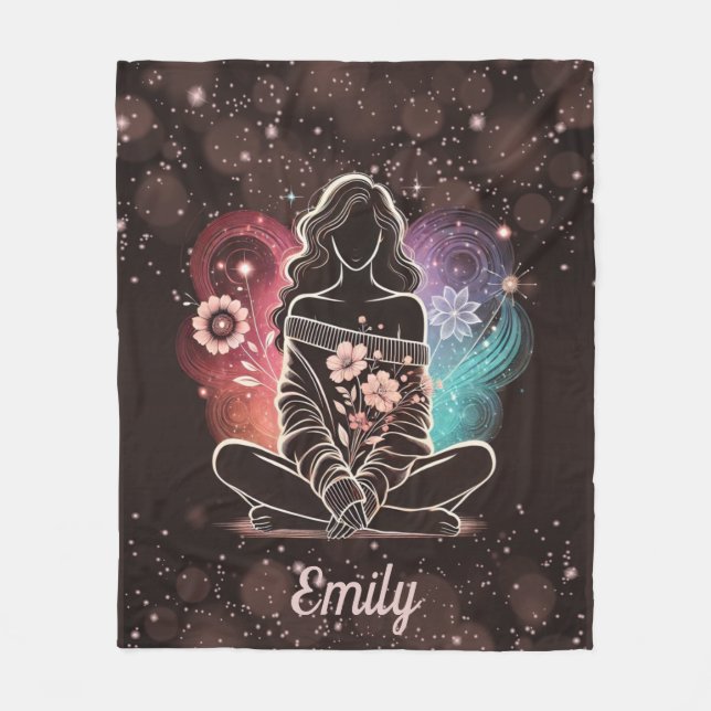 Serene Woman i en Cosmic Blommigt Dream Fleecefilt (Framsidan)