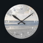 Serenhavet Rund Klocka<br><div class="desc">Serene Sea I av Sharon Chandler. Innehåller en bildgenomskinlig vy av vinkarare,  sand och mjuka himlar.</div>