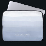 Serenity Lavender Watercolor Dipdye Ombre Rand Laptop Sleeve<br><div class="desc">Slå på din bärbara dator i serene, lugna stil med vårt dye ombre laptop sleeve, med Serenity, ett år 2016 färg på året. Vattenfärgen rand i lavender ge i fodral är en övertoningseffekt för snyggten, och ditt namn eller anpassningsbar-meddelande i handskriven stil-vit text gör det unikt för dig. Tittar för...</div>