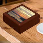 Serenity Prayer Orange Sjölandskap Sunset Smyckeskrin<br><div class="desc">Förvara kryddartiklar,  smycken och andra små keepsaker i den här presentlådan av trä med keramisk platta som innehåller fotobilden av en solnedgång för sjölandskapet i orange tillsammans med Serenity Prayers inspirerande ord. Markera din presentlåda storlek och trä färg.</div>