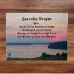 Serenity Prayer Rosa Sjölandskap Sunset Pussel<br><div class="desc">Jigszawapussel som innehåller den sceniska fotobilden av en färgstark,  rosa,  sjölandskap solnedgång tillsammans med Serenity Prayers inspirerande ord. Roligt för hela familjen! En perfekt som också är storlek för montering och inramning.</div>