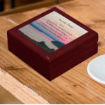 Serenity Prayer Rosa Sjölandskap Sunset Smyckeskrin<br><div class="desc">Förvara kryddartiklar,  smycken och andra små keepsaker i den här presentlådan av trä med keramik som innehåller fotobilden av ett rosa sjölandskap solnedgång tillsammans med Serenity Prayers inspirerande ord. Markera din presentlåda storlek och färg.</div>