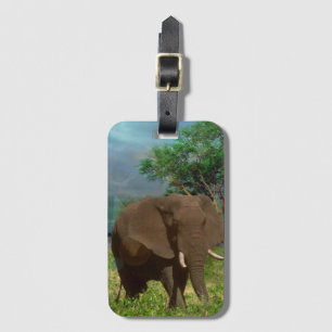 "Serenstyrka: Bull Elephant Grazing" Bagagebricka