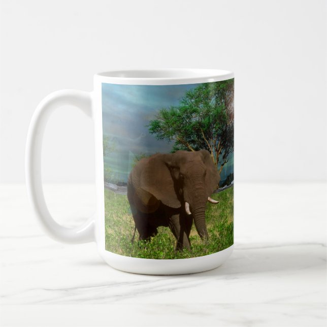 "Serenstyrka: Bull Elephant Grazing" Kaffemugg (Vänster)