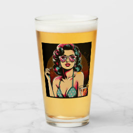 Serietecknad retro pinup-flicka med en cocktail glaskopp