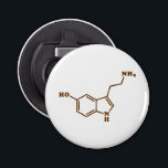 Serotonin molekylär kemisk formel flasköppnare<br><div class="desc">Serotoninmolekyl ~ Kemisk strukturformel Organic Compound. Globe Trotters specialiserar sig på idiosynkratiskt bildmaterial från hela världen. Här hittar du unika hälsningskort,  vykort,  Poster,  Mousepads med mera.</div>