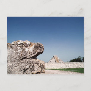 Serpent staty by pyramid i Mexiko Vykort