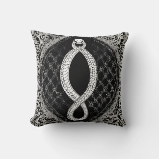 Serpentine gotiic: Elegant Black & White Ornamenta Kudde