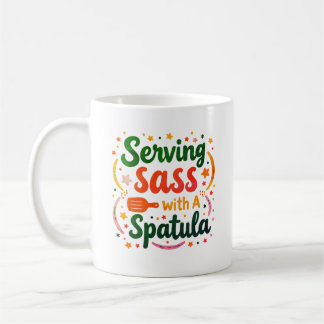 Serverar Sass med en stekspade kaffemugg