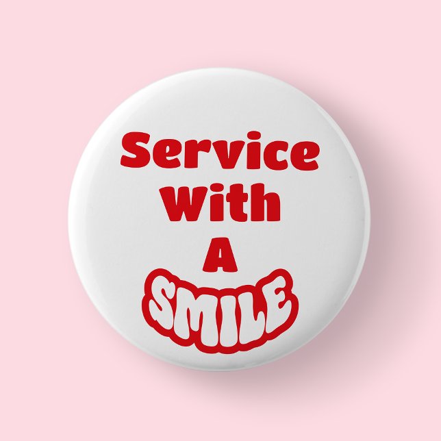 Service Med Ett Leende Röd & Vit Text Märke/ Knapp (Service with a smile - white)