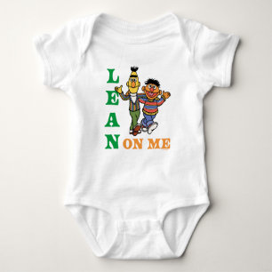 Sesame Street   Bert & Ernie Lean på mig T Shirt