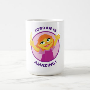 Sesame Street Julia håller fjäder Kaffemugg