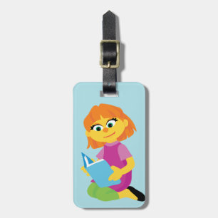 Sesame Street   Julia Reading a Bok Bagagebricka