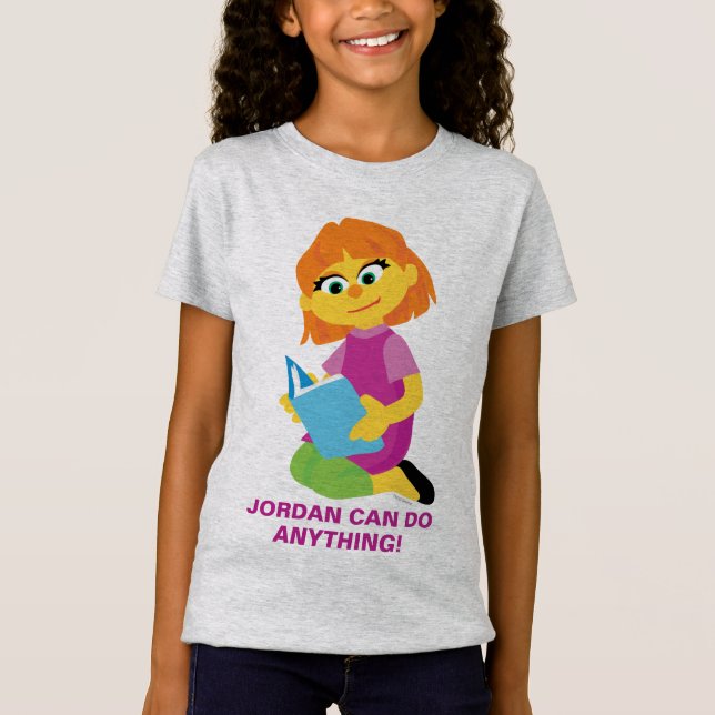 Sesame Street | Julia Reading a Bok | T Shirt (Framsida)