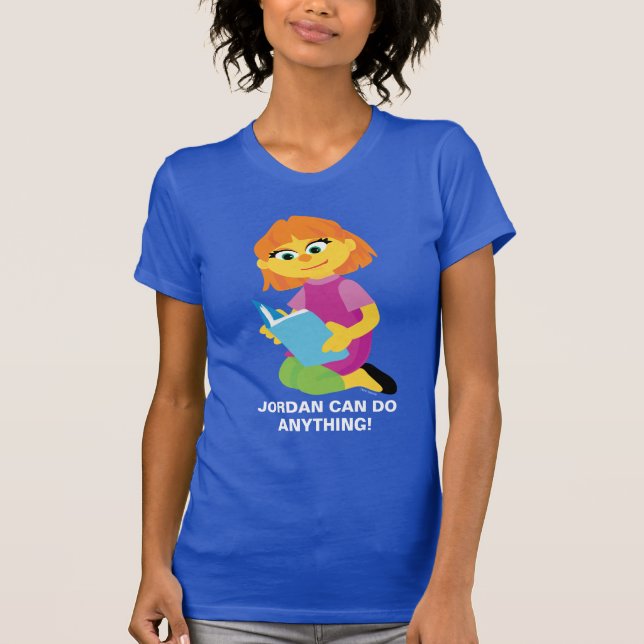 Sesame Street | Julia Reading a Bok | T Shirt (Framsida)