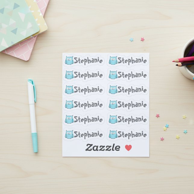 Set med 12 små fantasifulla uggle namn etiketter (Cute blue owl name labels. Mini stickers with a custom name and a whimsical owl cartoon.)