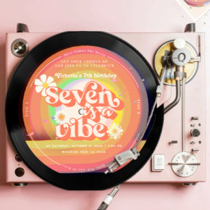 Seve är en Vibe Groovy Retro Vinyl Rainbow-Daisy Inbjudningar