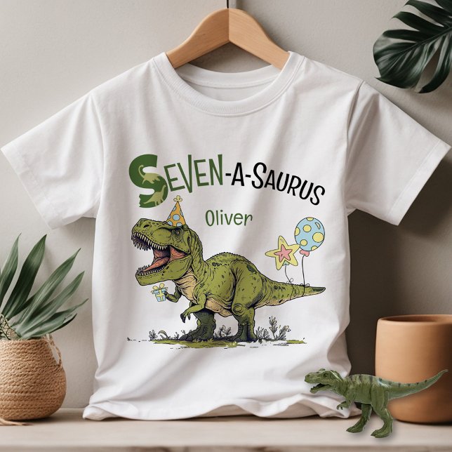 Seven-A-Saurus Dinosaur Anpassat Namn 7-års Födels T Shirt (Cute Seven-A-Saurus T-Rex dinosaur theme boy 7th birthday party guest of honor kids youth t-shirt)