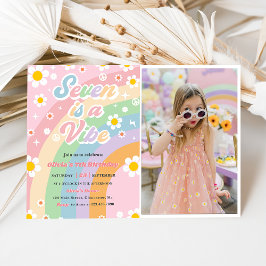 Seven är en Vibe Groovy Daisy Rainbow 7:e Birthday Inbjudningar