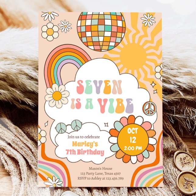 Seven är en Vibe Groovy Retro Rainbow 7:e Birthday Inbjudningar (Skapare uppladdad)