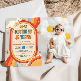 Seven är en Vibe Groovy Retro Rainbow 7:e födelsed Inbjudningar