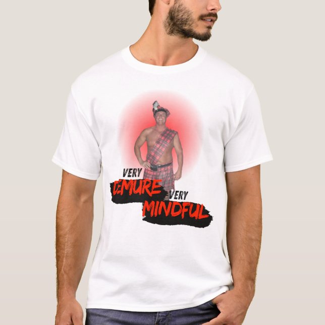 SEVEN - John är Demure and Mindful T Shirt (Framsida)