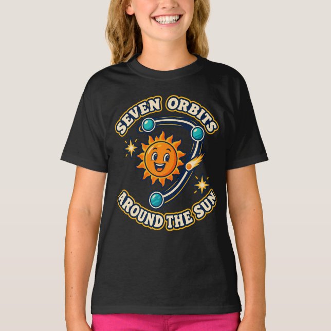 Seven Orbits Rymdfödelsedagsäventyr T Shirt (Framsida)