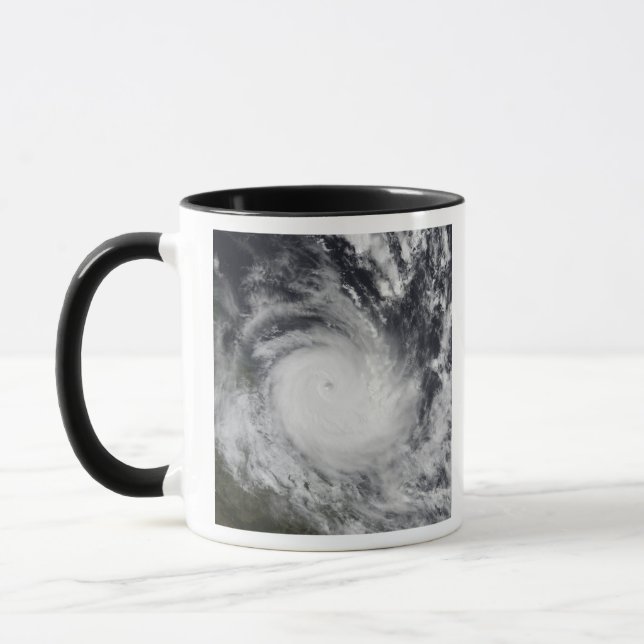 Severe Tropical Cyclone Hamish Mugg (Vänster)