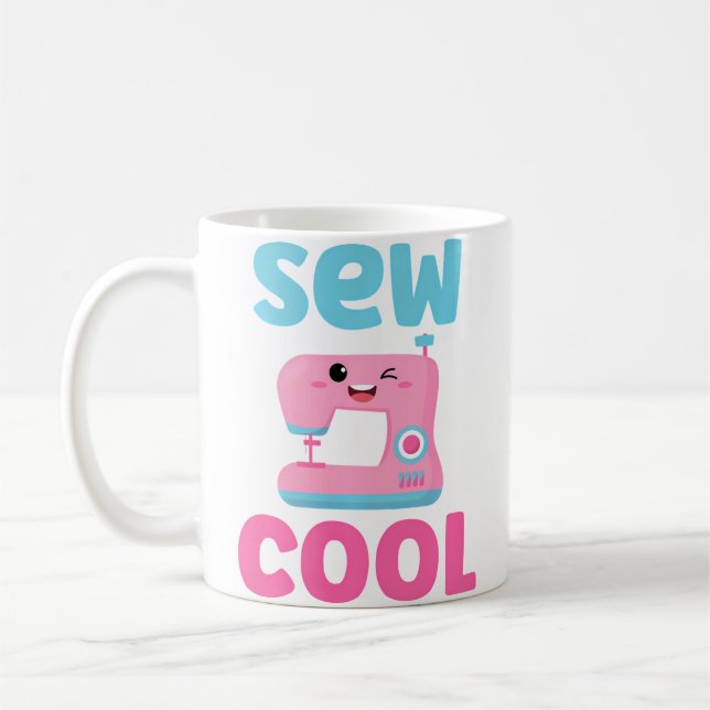 Sew Cool Cute Kawaii Sewing Machine Funny Pun Quil Kaffemugg (Vänster)