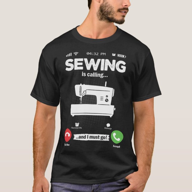 Sewing Is Calling I Must Go Sewing Machine Hobby S T Shirt (Framsida)