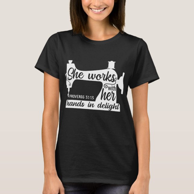 Sewing Maskin Quilting Crocheting Faith Jesus Gud T Shirt (Framsida)