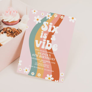 Sex är en Vibe groovy daisy regnbåge 6e födelsedag Inbjudningar