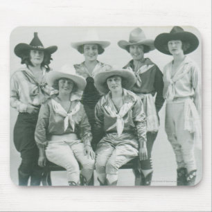 Sex cowgirls i hattar och sashes. musmatta