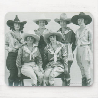 Sex cowgirls i hattar och sashes. musmatta