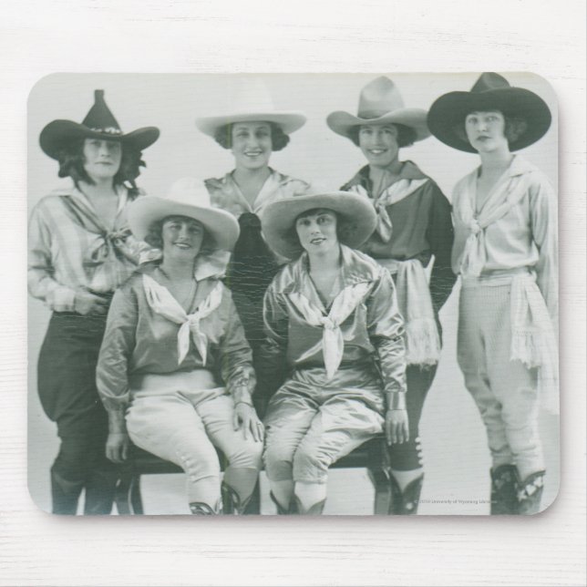 Sex cowgirls i hattar och sashes. musmatta (Framsidan)