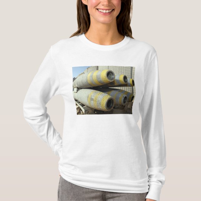 Sex GBU-12-bomber sitter i ett rack T-shirt (Framsida)