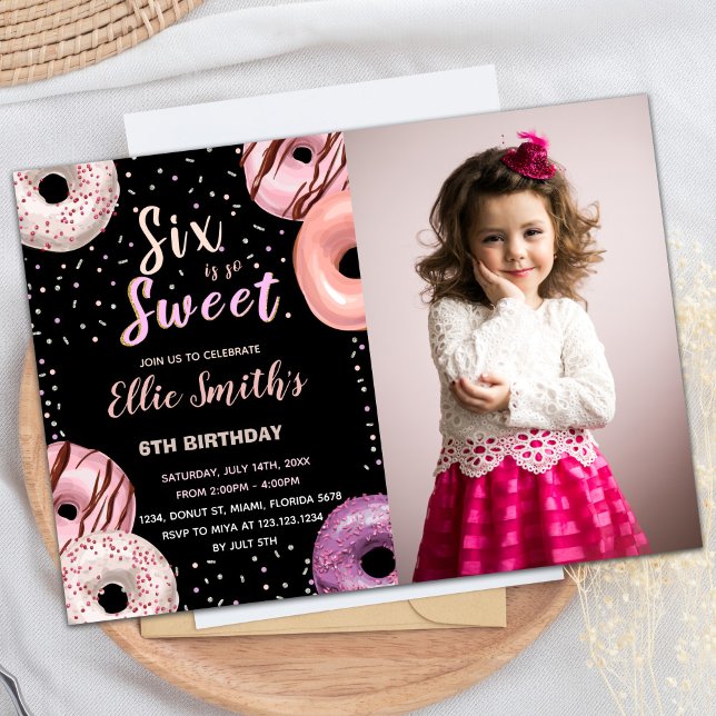 Sex Sweet Black Rosa Photo Donut Birthday Inbjudningar (Six Sweet Black Pink Photo Donut Birthday Invitation)