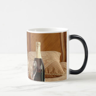 Sexig mops i damunderkläder med presenter och vin magisk mugg