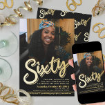 Sextio 60:e födelsedagsfotoskript, platt guld färg inbjudningar<br><div class="desc">Sexton fet guld-stil-effektskript i guld färg och svart. Anpassa den här 60:e födelsedagsfestens fotofödelsedagsinbjudan med din egen födelsedagsfest-händelseinformation och ett foto av din födelsedagsflicka. Andra år finns det en version av och matchande artiklar för guld-folie. © Original design by Sarah Trett for www.mylittleeden.com on Zazzle.</div>