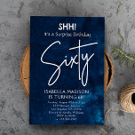 sextio | Tunga Blå 60:e födelsedag Party Inbjudningar<br><div class="desc">sextio | Blåblå 60:e födelsedagspartiets inbjudan har en bakgrund med djup blå vattenfärg,  försedd med sofistikerad vit inslag som förmedlar meddelandet "SHH! Det är en överraskningsfödelsedag 60 år." Anpassa den här inbjudan genom att inkludera dina unika uppgifter och information om party.</div>