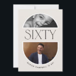 sextiotard bågfoto 60:e moderna enkla födelsedagsf inbjudningar<br><div class="desc">sextio bågsmultiofett 60:e moderna enkla födelsedagsfest inbjudan. Modern elegant beige typography design.</div>