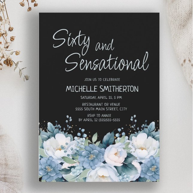 Sexttio Sensational Dusty Blue White Blommigt Blac Inbjudningar (Dusty blue and white floral on black "Sixty and Sensational" 60th birthday party invitation)