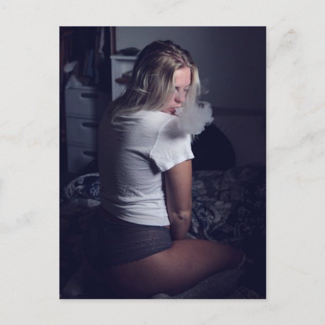 Sexy blondinblåsrök vykort (Framsida)