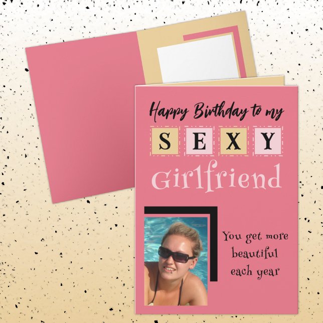 Sexy flickväns lägg till bild födelsedag för rosa kort (Skapare uppladdad)