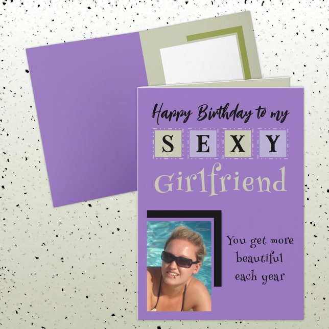 Sexy flickväns lägg till bild lila grönt födelseda kort (Skapare uppladdad)