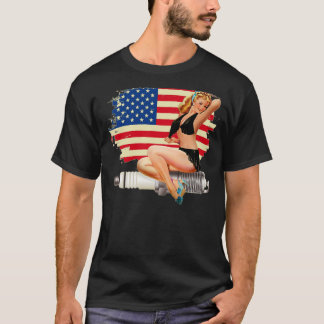 Sexy Pin Up Girl på Spark Plug - Amerikansk Flagga T Shirt