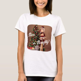 Sexy Santa Girl nära Julgran T Shirt