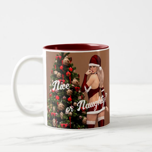 Sexy Santa Girl nära Julgran Två-Tonad Mugg (Vänster)