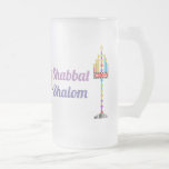 Shabbat Shalom Menorah frosted mugg<br><div class="desc">Två mycket färgstarka menorahs,  en sport Shin och en annan "Shabbat Shalom" på engelska och hebreiska - och en lika färgstark stjärna av David adorn denna frostrade mugg precis i tid för Shabbat. Njut! ~ karyn</div>